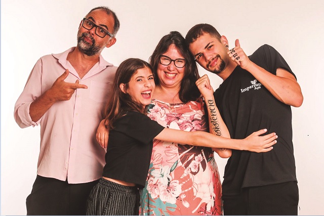 Léo Drummond (esquerda) e família:  a filha Manuela, a esposa Marisa Figueiredo e o filho Cristiano