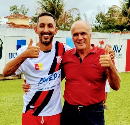 O artilheiro Lequinho, do São Dimas, com o ex-atleta Celso Cabaça, também atacante, que defendeu os rivais Sete de Setembro e Cedro