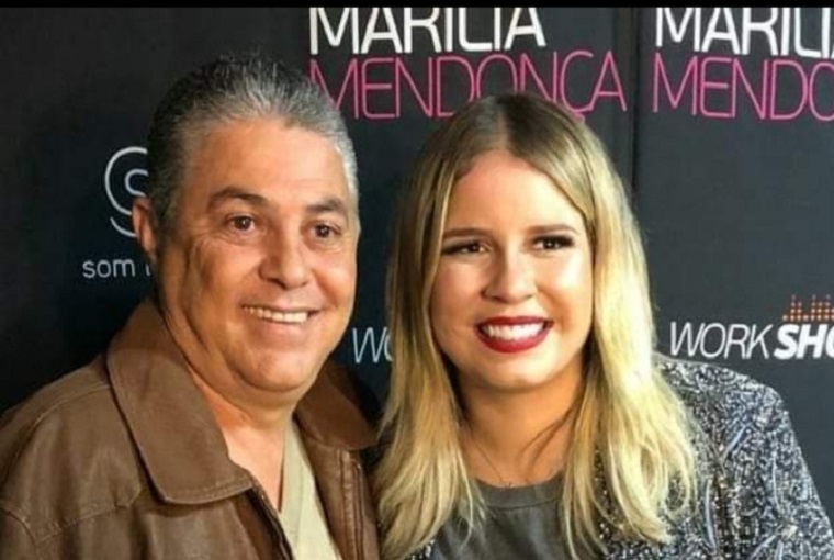 Magela Martins com a cantora Marília Mendonça em um dos eventos que ele promoveu