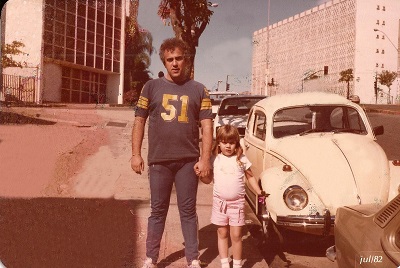 Em frente ao prédio da Rádio Capital, na Avenida do Contorno 5057, quase esquina com Afonso Pena, fiz essa foto do Marco Antônio Bruck, com a filha Sara, em 1982.