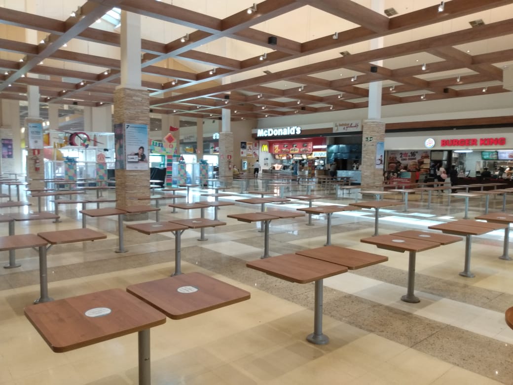 Praça de alimentação do Shopping Sete Lagoas em tempos de pandemia da Covid-19. Fotos: Celso Martinelli