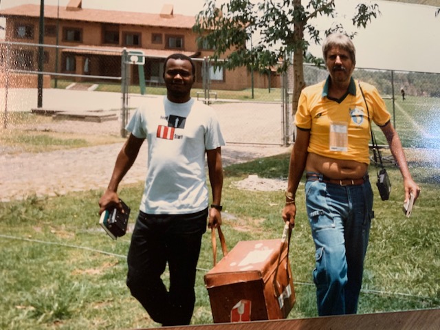 José Marcelo, à esquerda, carregando a mala de equipamentos da Rádio Inconfidência, com o Afonso Alberto, em Guanajuato-Guadalajara, chegando para o treino da seleção brasileira durante a Copa do México de 1986
