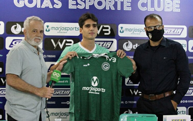 Em foto de Rosiron Rodrigues (Goiás E. Clube), Gustavo Blanco no dia que chegou ao clube em 2020, emprestado pelo Atlético