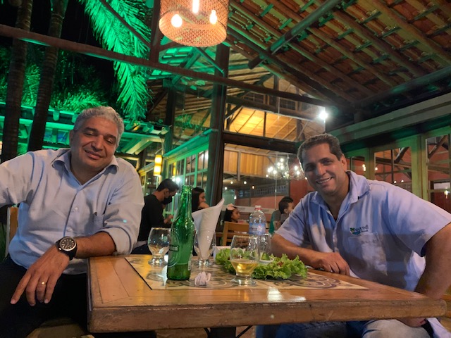 No restaurante do Maquiné Park Hotel, o consultor em turismo, Luiz Neves (esq.) com Juninho Paixão, dono do empreendimento, referência no trato com a Covid-19, desde o início da pandemia.