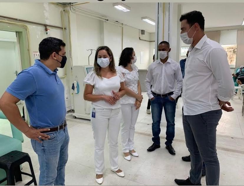 Vereador Junior Sousa (esq.) e Douglas Melo (dir.) durante visita às obras de expansão da hemodiálise do HNSG. Foto> Arquivo.