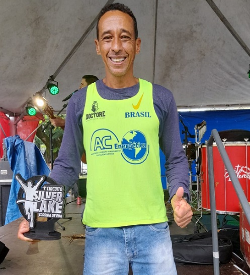 Apesar de condições desfavoráveis, o atleta sete-lagoano Uilia Pires conquista 2° lugar na Meia Maratona de Lagoa da Prata
