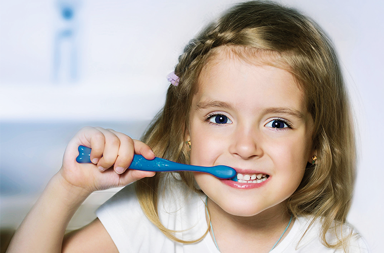 Como cuidar dos dentes das crianças e incentivar bons hábitos desde cedo