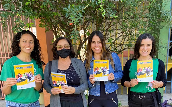 Equipe Serpaf com livro viabilizado através do projeto Caminhos de Lideranças para Meninas