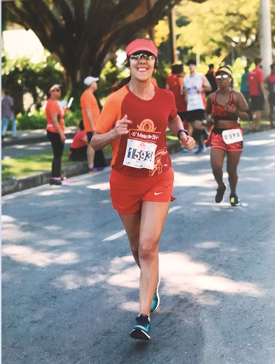 Dra. Maria Helena durante corrida realizada em 2019: também é comum ver a cardiologista correndo pelas ruas de SL