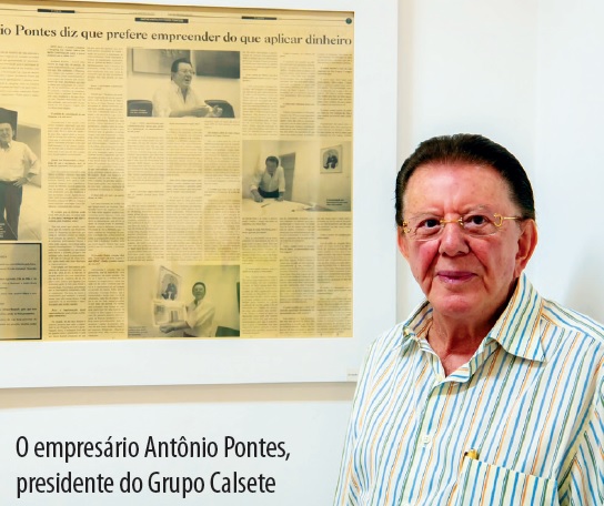 Antônio Pontes estava com 82 anos. Na foto, ao lado de uma entrevista concedida ao jornal SETE DIAS que fez questão de emoldurar. Foto: Alan Junio