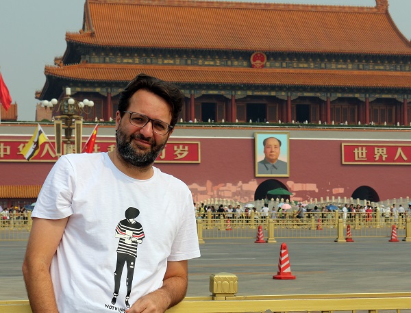 Renato Alves em frente à principal entrada da Cidade Proibida, em Pequim, após a viagem à Coreia do Norte
