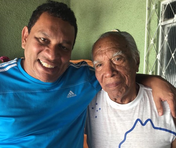 Na foto, Caramelo com o pai Osvaldo, grande cruzeirense.
