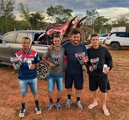 Os pilotos Wenderson Silva, Luiz “Felipe Motos” Araújo, Gustavo Henrique e Lucas Marques com seus troféus na Copa Minas de Enduro em Lagoa Santa