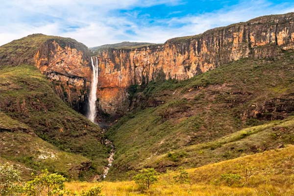 Considerada uma das 7 Maravilhas da Estrada Real, a Cachoeira do Tabuleiro conta com 273 m de queda e fica em Conceição do Mato Dentro. Foto: Pinterest