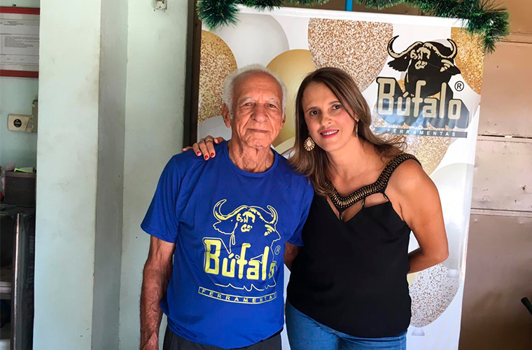 Rosani Souza Lopes com o seu pai, Adir Geraldo de Souza.