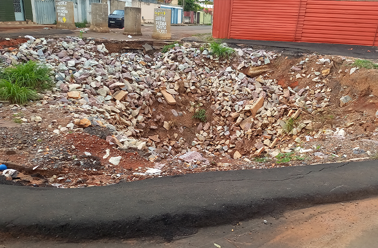 Buraco do bairro Santa Luzia: Secretaria de Obras esclarece o que está ocorrendo, mas mora