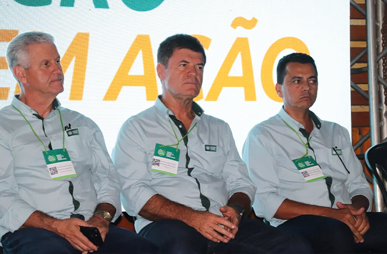 Presidente do Sistema Faemg Senar, Antônio Pitangui de Salvo (centro) entre o vice-presidente de Finanças, Renato Laguardia (esq.) e o vice-presidente Secretário, Ebinho Bernardes